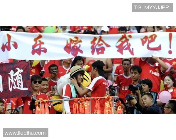 球迷比赛日现场深情求婚引发满场掌声见证浪漫时刻 球迷比赛日现场深情求婚引发满场掌声见证浪漫时刻