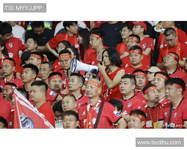 镜头捕捉：球员交易赛场小动作引发热议